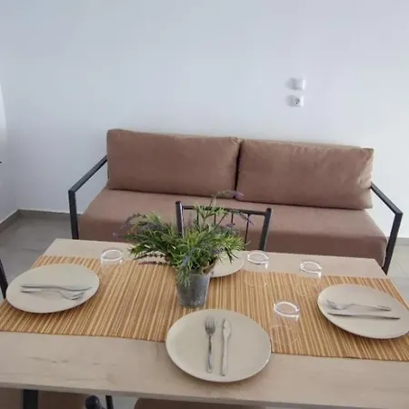 Kiki By The Beach! * Kókkinon Nerón